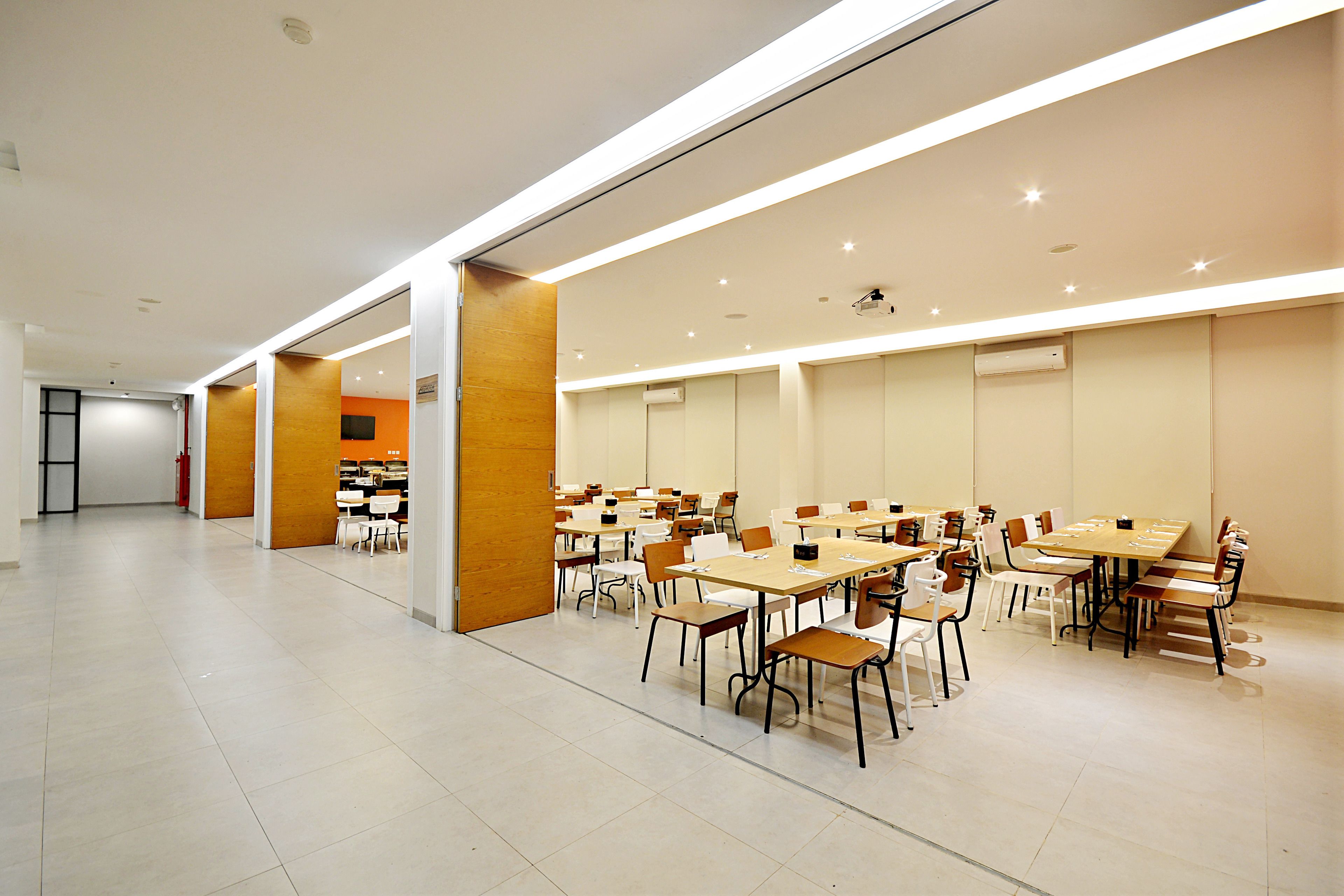 بوفيه فطور يوميًا بتكلفة قدرها (72600 IDR للشخص)