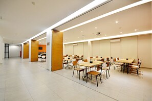 朝食 (ビュッフェ)、毎日提供 (1 名様 72600 IDR)