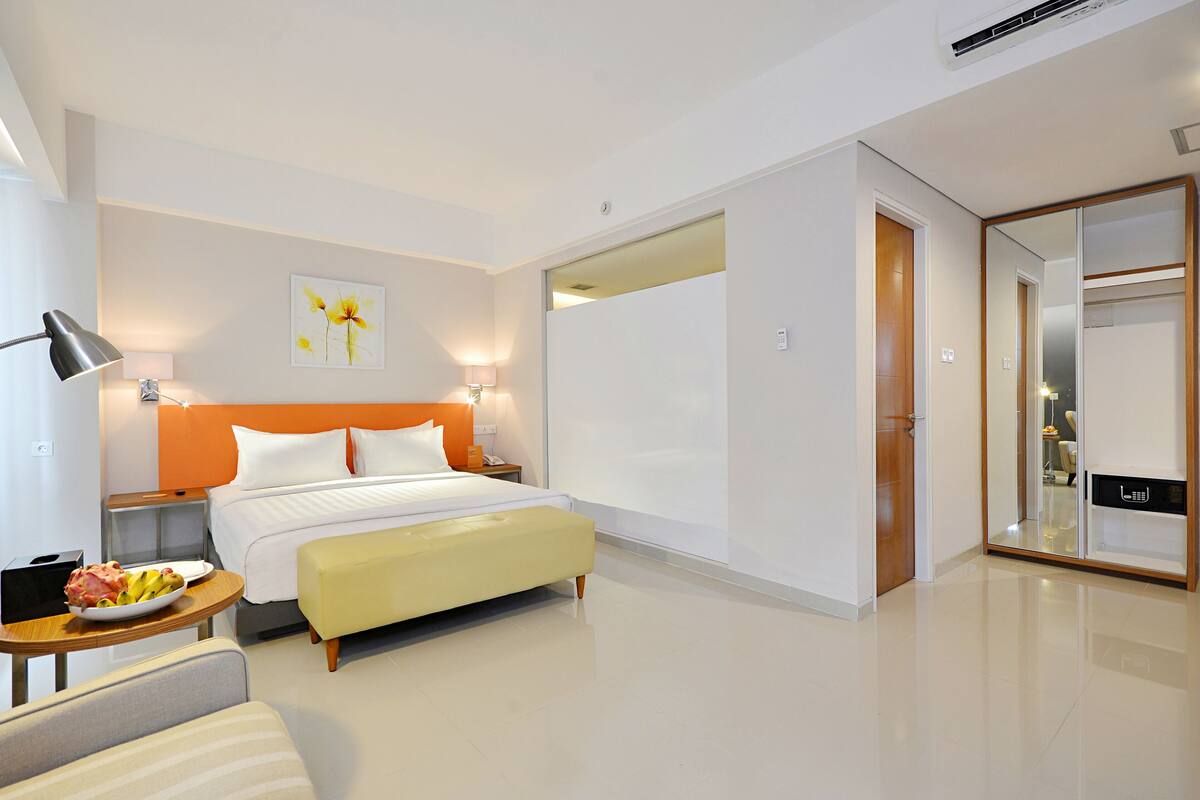 เครื่องนอนระดับพรีเมียม, ตู้นิรภัยในห้องพัก, โต๊ะทำงาน, Wi-Fi ฟรี