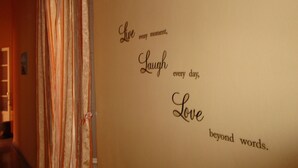 Una pared con frases motivacionales.