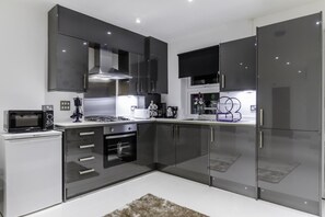 Großer Kühlschrank, Mikrowelle, Wasserkocher mit Kaffee-/Teezubehör