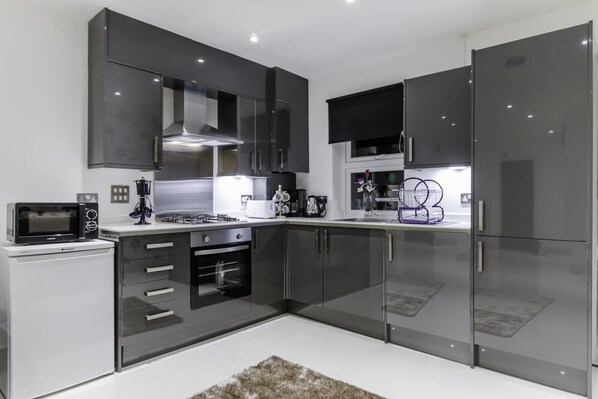 Refrigerador con congelador, microondas y cafetera y tetera