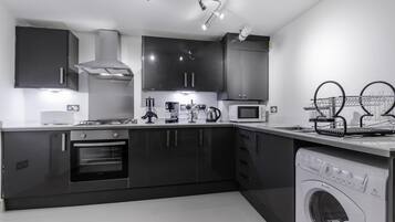 Refrigerador con freezer, microondas, cafetera/tetera