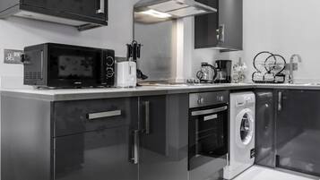 Refrigerador con freezer, microondas, cafetera/tetera