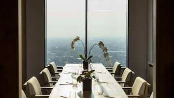 Petit-déjeuner, déjeuner et dîner servis sur place