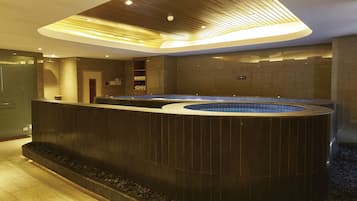 Indoor spa tub