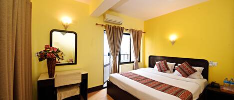 Kahden hengen deluxe-huone (yksi tai kaksi sänkyä) | Työpöytä, kannettavalle tietokoneelle sopiva työtila, äänieristys