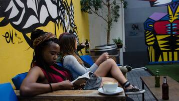 Phục vụ bữa trưa và bữa tối, đặc sản địa phương