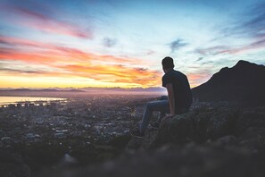 التنزّه سي راً على الأقدام