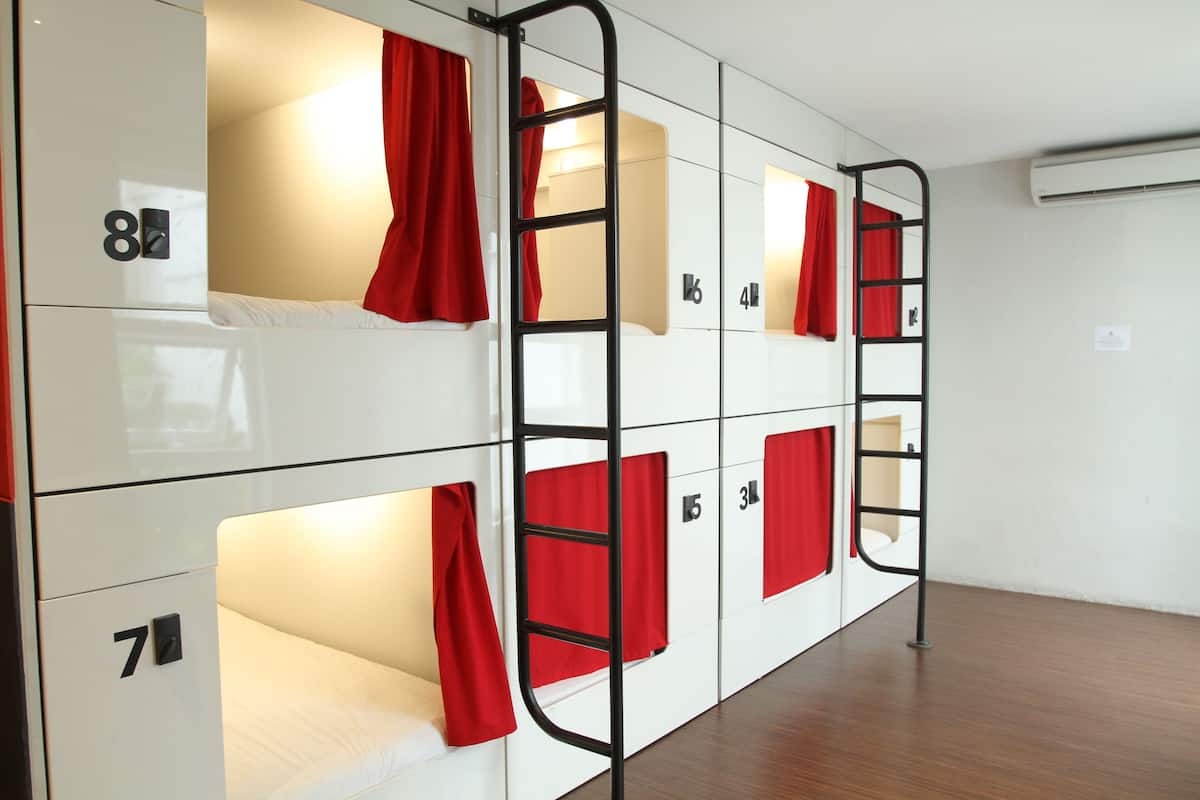 Slaapzaal, gemengde slaapzaal, en-suite badkamer (20 Bed Pod Room) | Wifi, beddengoed