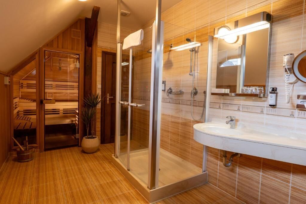 Premium kamer | Badkamer | Een bad/douchecombinatie, gratis toiletartikelen, een haardroger