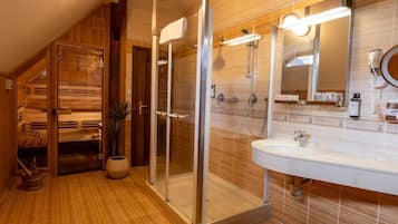 Premium kamer | Badkamer | Een bad/douchecombinatie, gratis toiletartikelen, een haardroger