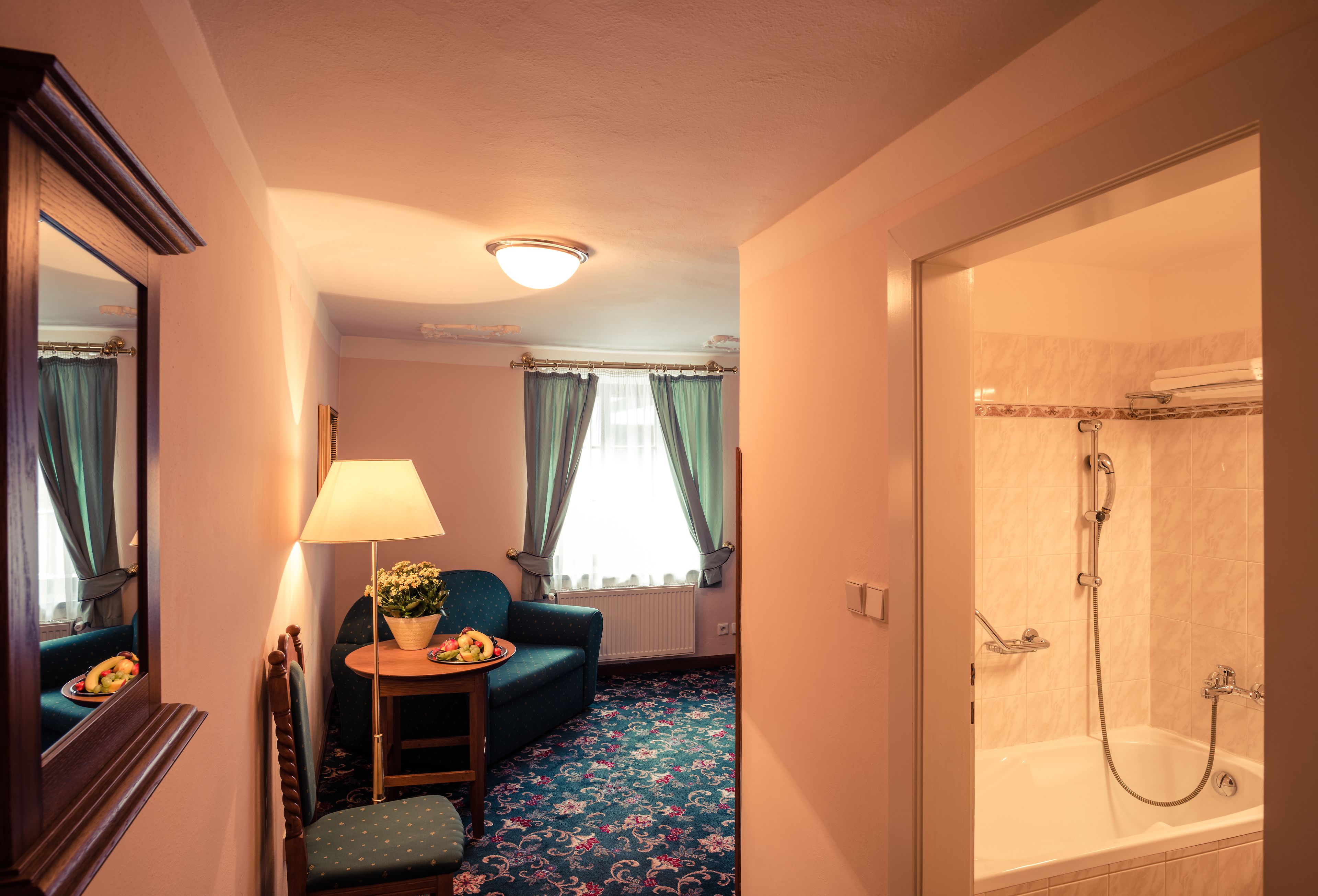junior apartment | bathroom | combined shower/bathtub, free toiletries, hair dryer, towels
