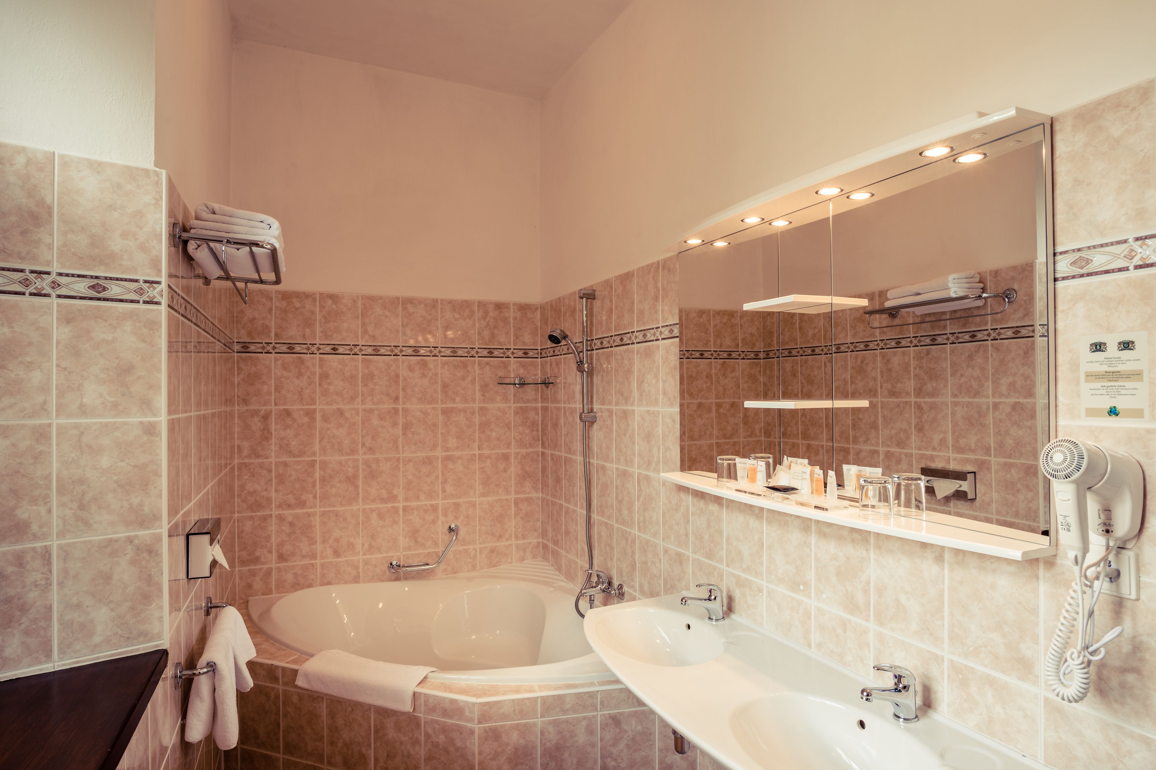 royal suite | bathroom | combined shower/bathtub, free toiletries, hair dryer, towels