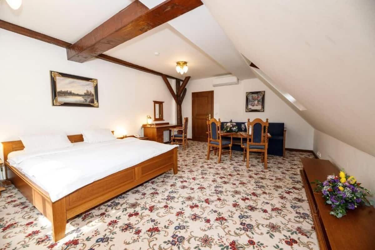 Un dormitorio con una cama de madera, un escritorio y una silla.