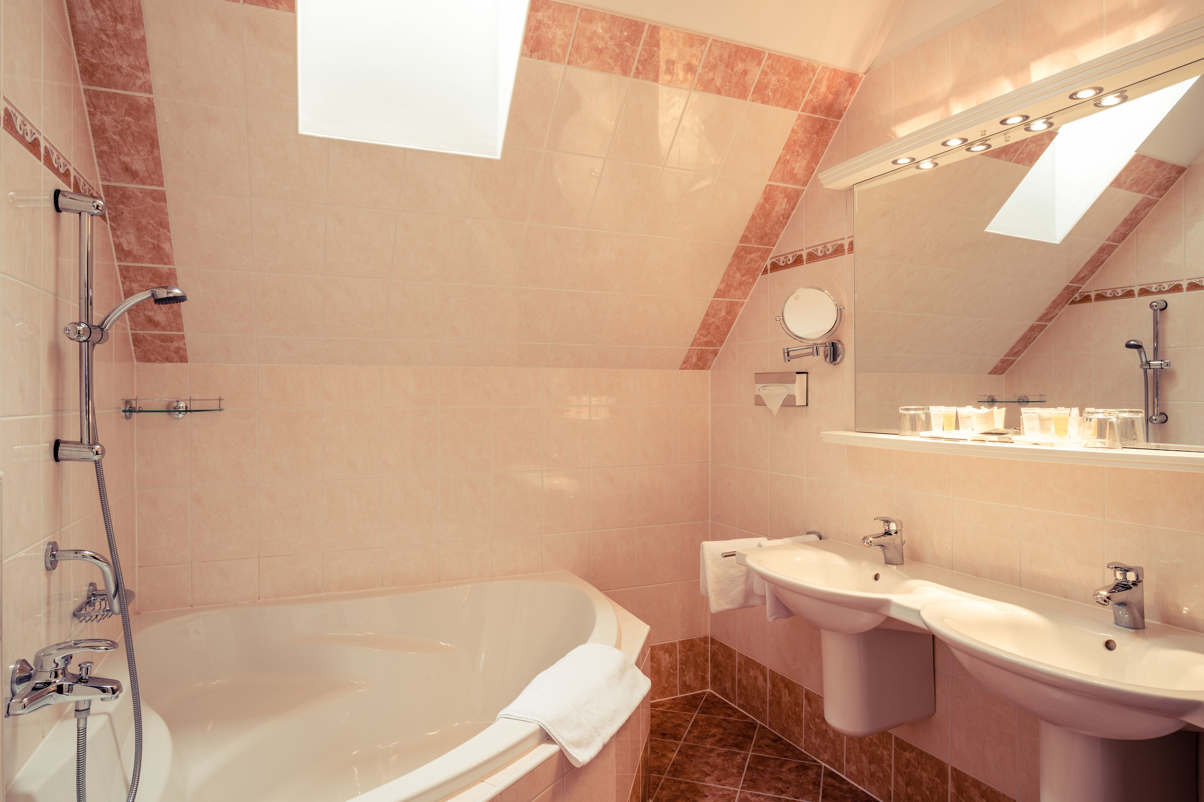 combined shower/bathtub, free toiletries, hair dryer, towels