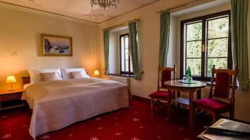 Deluxe driepersoonskamer | Hypoallergeen beddengoed, een minibar, een bureau