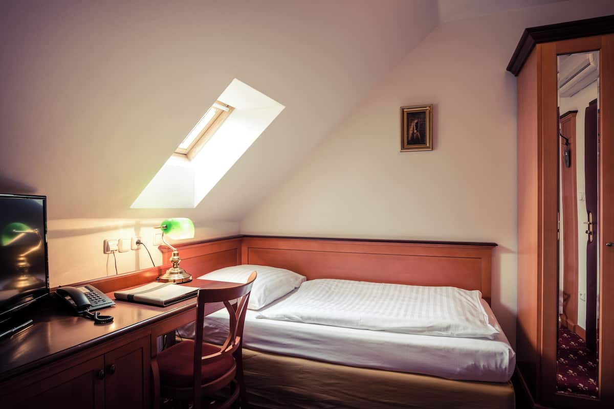 Single Room | 1 bedroom, hypo-allergenic bedding, minibar, desk