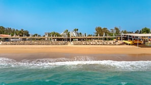 Playa privada, sillas reclinables de playa, sombrillas, toallas de playa