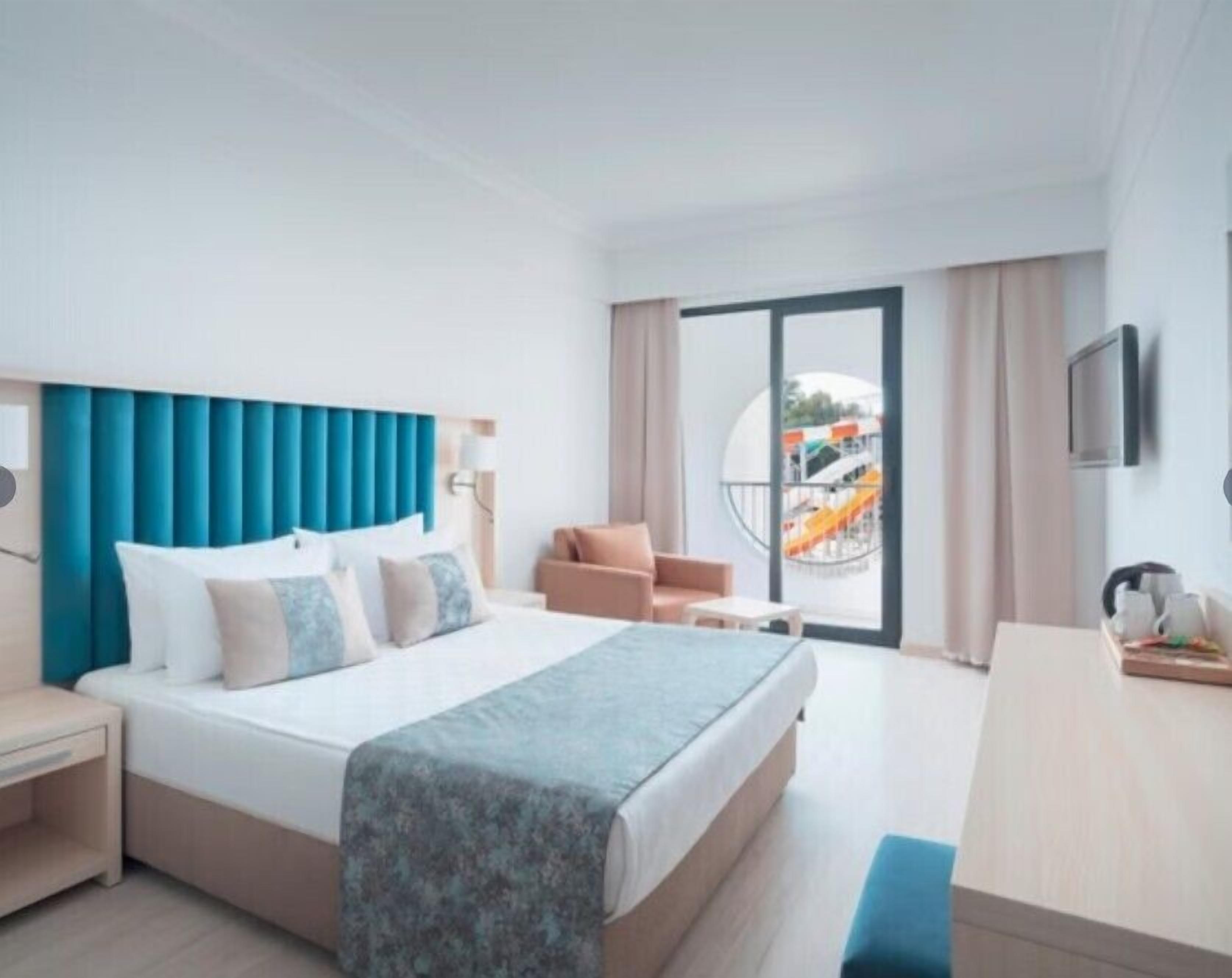 Minibar con artículos gratuitos, caja fuerte, ropa de cama