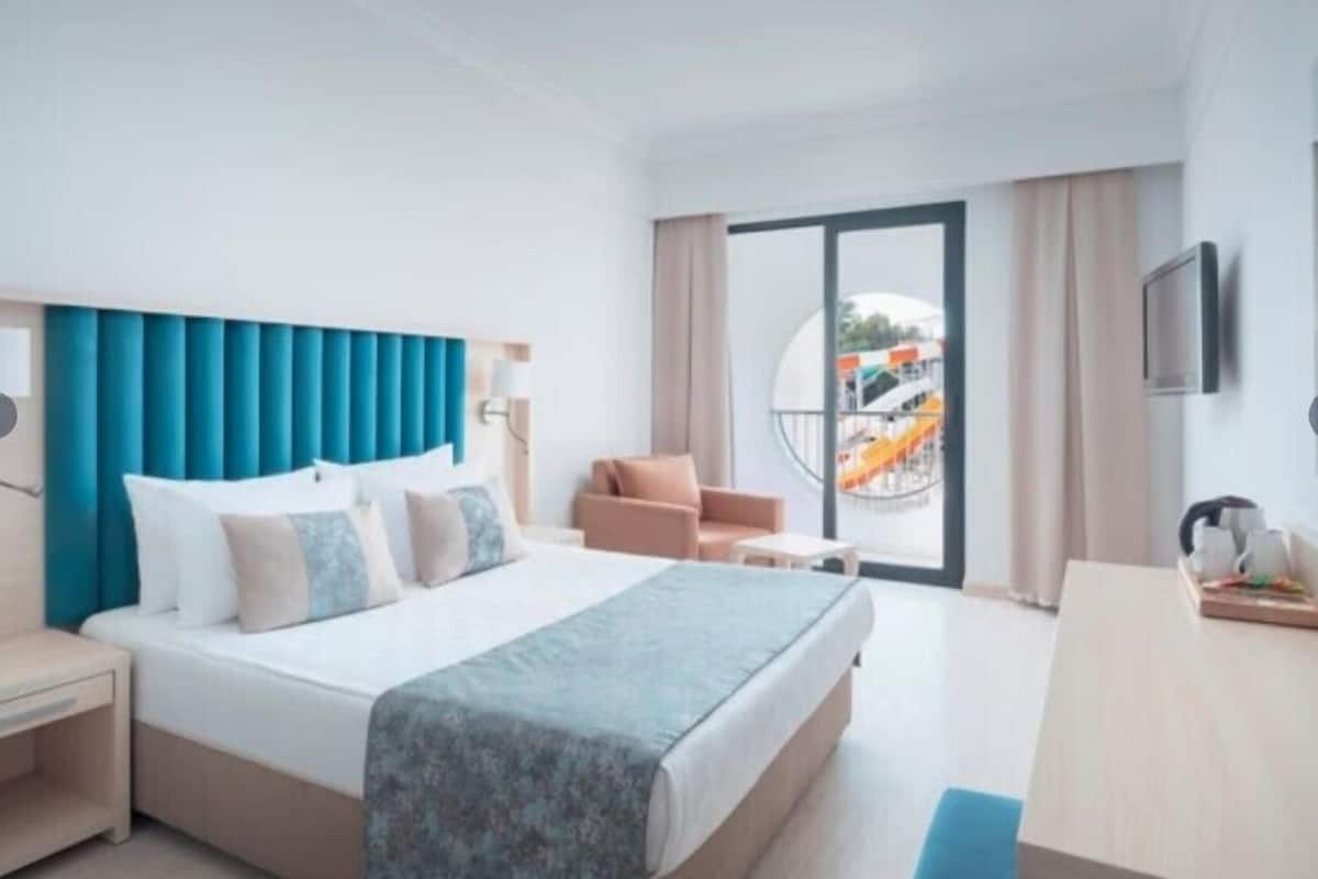 Free minibar, in-room safe, bed sheets