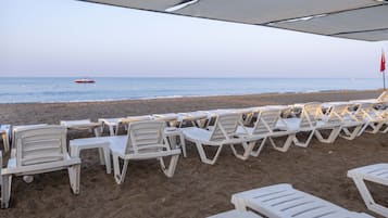 Privat strand, solsenger, parasoller og strandhåndklær