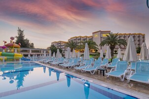 Una piscina techada, 3 piscinas al aire libre, sombrillas