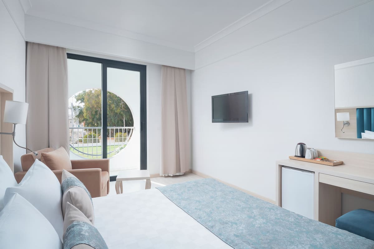 Standard Room | 1 bedroom, free minibar, in-room safe, bed sheets