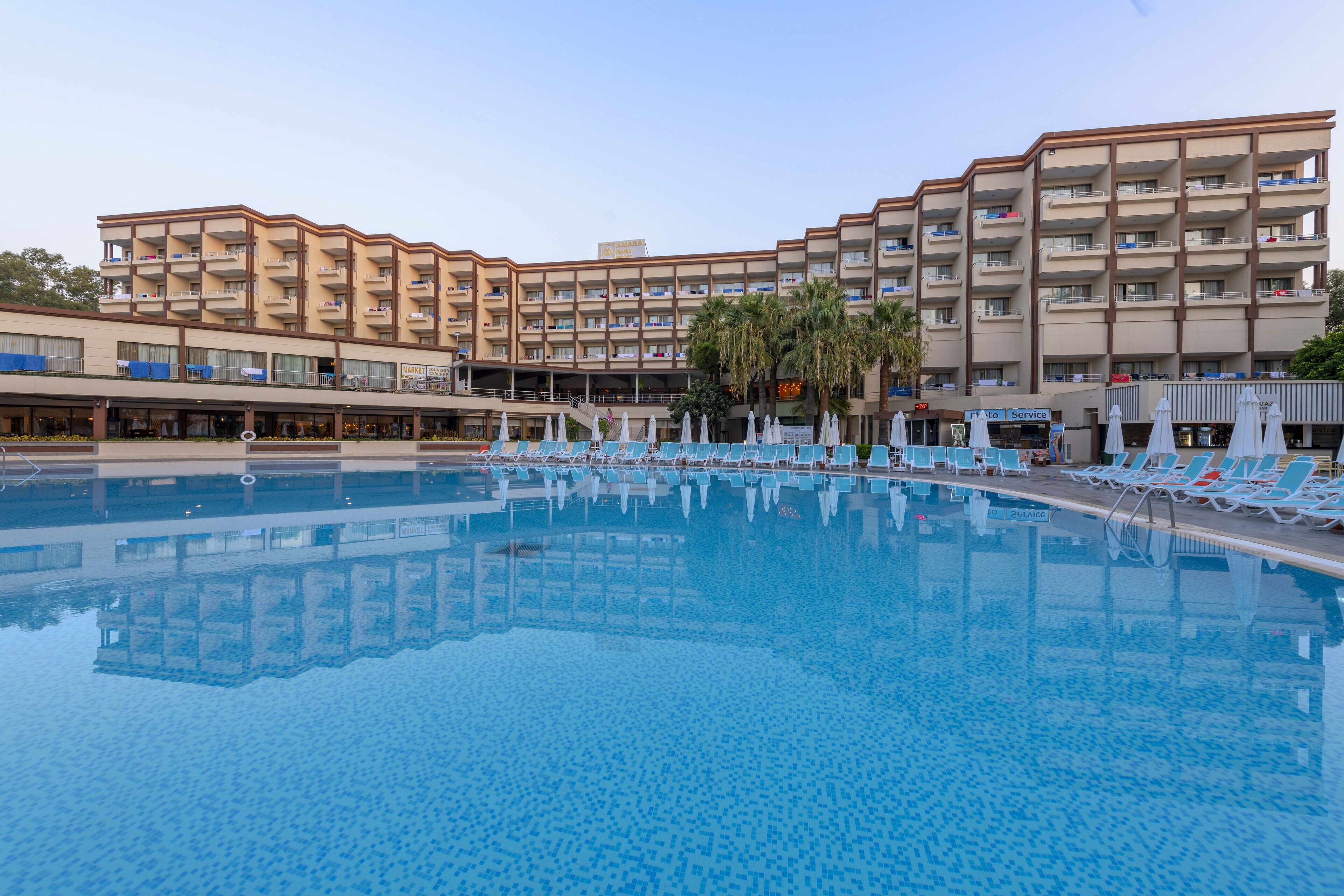 室内游泳池，3 室外游泳池，池畔遮阳伞，日光浴躺椅