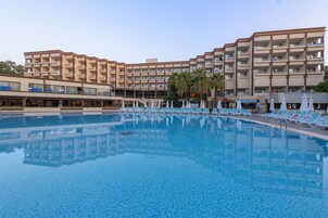 Una piscina techada, 3 piscinas al aire libre, sombrillas