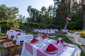 2 restaurants, breakfast, lunch, dinner served; international cuisine