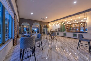 5 bares, 2 bares junto a la piscina