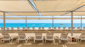 Playa privada, camastros, sombrillas y toallas de playa