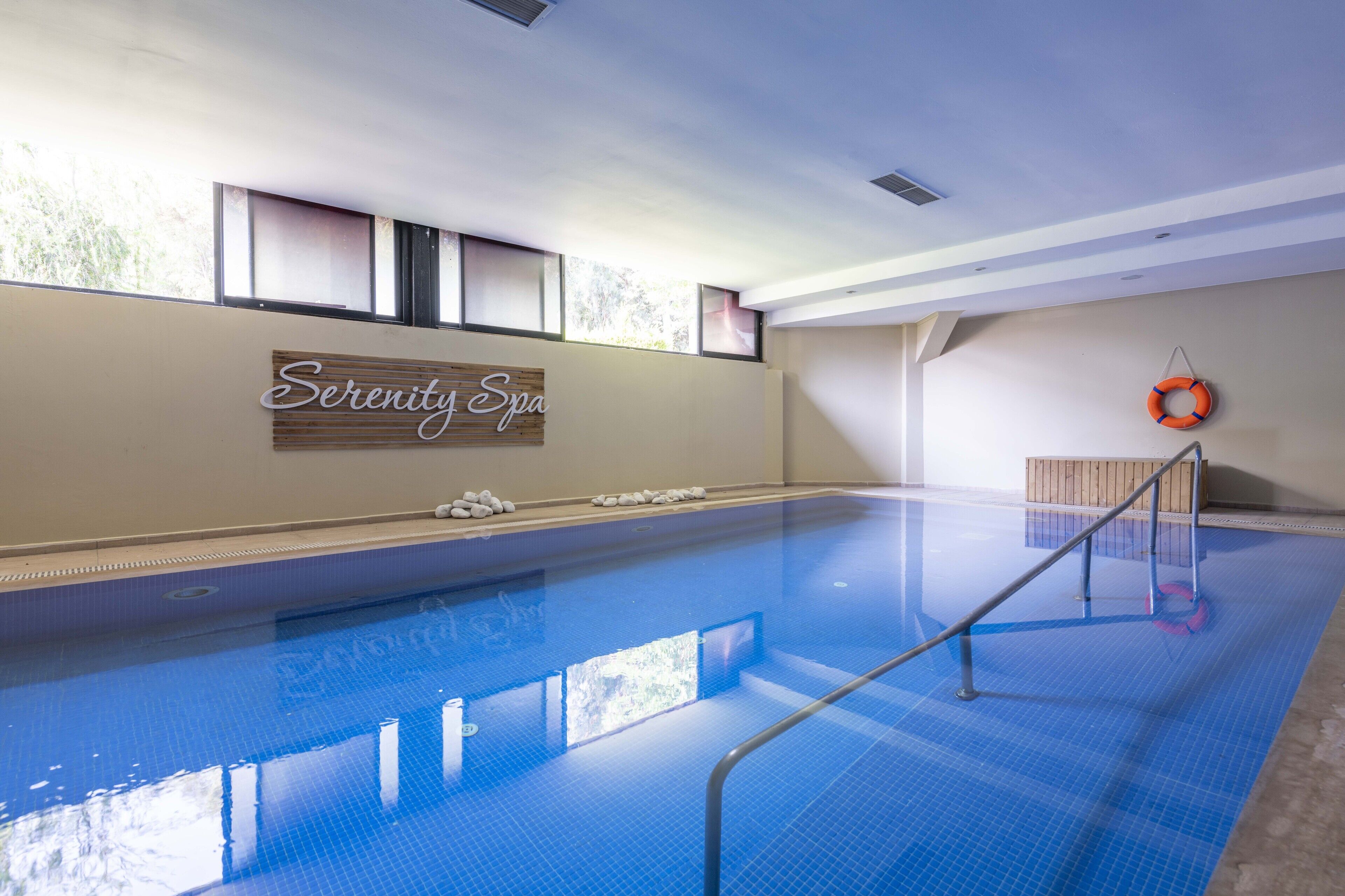 Innenpool, 3 Außenpools, Sonnenschirme, Liegestühle