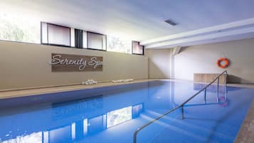 Innenpool, 3 Außenpools, Sonnenschirme, Liegestühle
