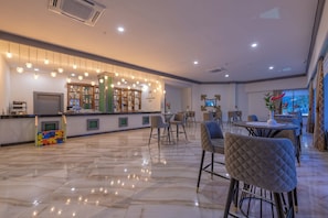 5 bars/lounges, 2 poolside bars