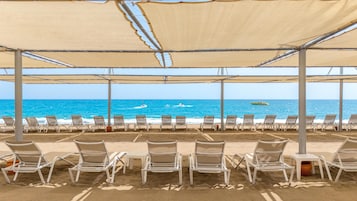 Praia particular, espreguiçadeiras, guarda-sóis, toalhas de praia