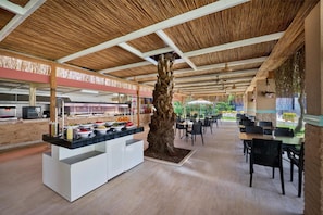 2 restaurants, breakfast, lunch, dinner served; international cuisine