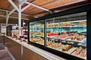 2 restaurants, breakfast, lunch, dinner served; international cuisine