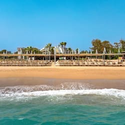 Plage privée, chaises longues, parasols, serviettes de plage