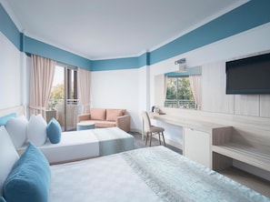 Minibar gratis, brankas, dan seprai linen