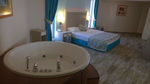 مغطس بمضخات للمياه