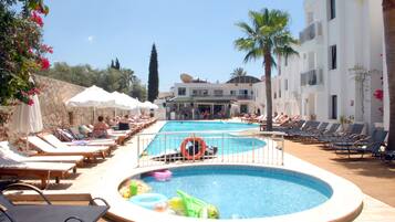 Piscina all'aperto, ombrelloni da piscina, lettini