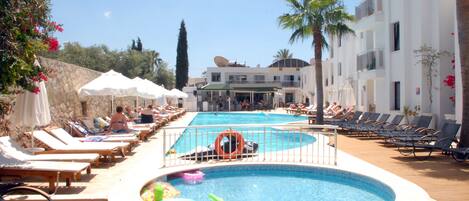 Außenpool, Sonnenschirme, Liegestühle