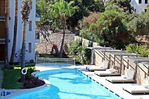 Outdoor pool, pool umbrellas, sun loungers - Queen Resort Hotel (Bodrum)