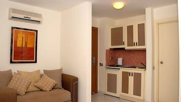 Apartment, 1 Bedroom | Private kitchenette | Fridge, stovetop, coffee/tea maker, cookware/dishes/utensils