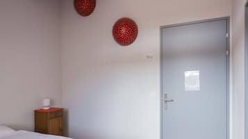 Basic-Doppel- oder -Zweibettzimmer, eigenes Bad | Schreibtisch, Zustellbetten, kostenloses WLAN, Bettwäsche