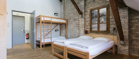 Camera quadrupla | Una scrivania, letti aggiuntivi (a pagamento), Wi-Fi gratuito, lenzuola