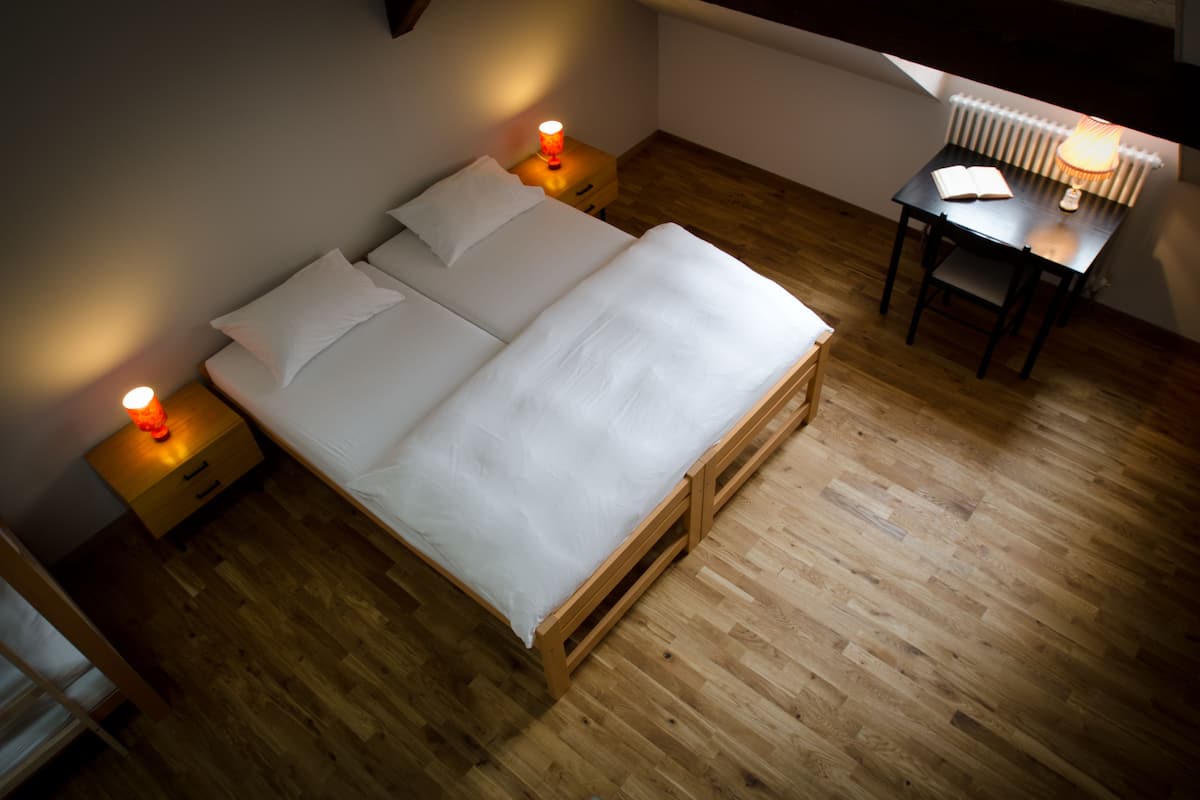 Vierpersoonskamer | Een bureau, extra bedden, gratis wifi, beddengoed