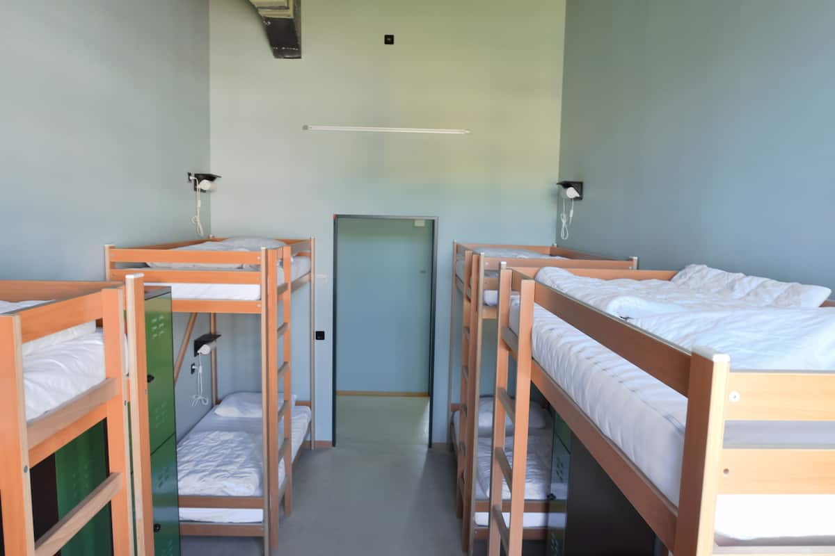 Een bureau, extra bedden, gratis wifi, beddengoed